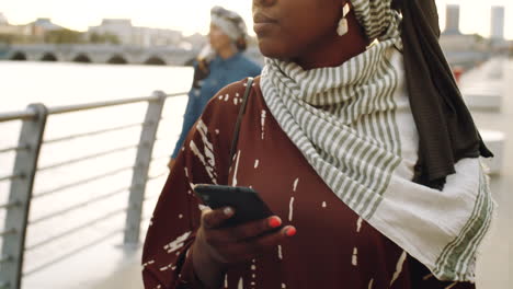 Mujer-Negra-Usando-El-Teléfono-En-La-Caminata